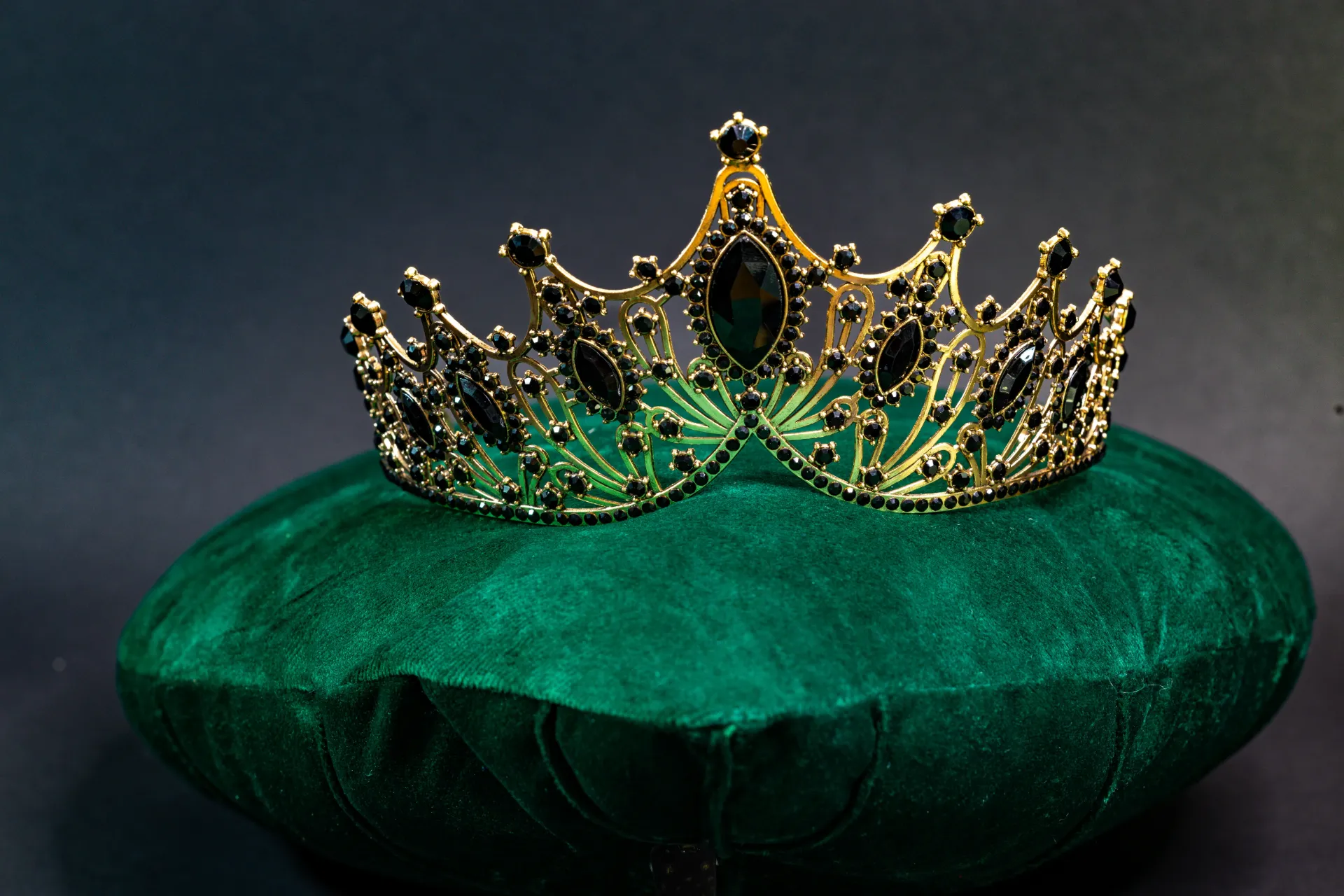 Diadem Korona Tiara do włosów czarne kamienie