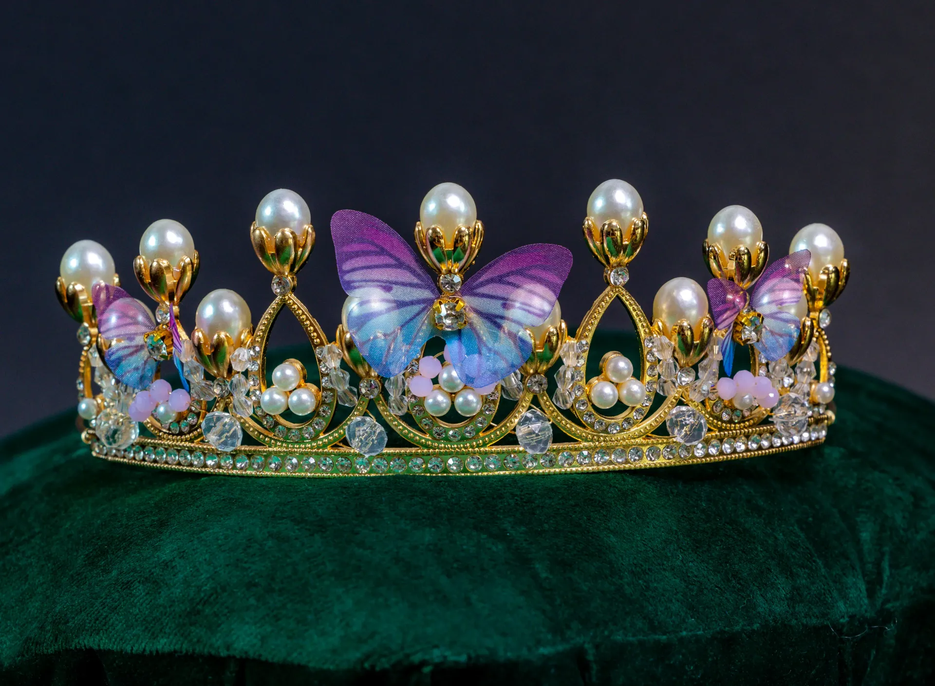 Elegancka Korona Złota z Motylami i Perłami – „Butterfly Dreams”
