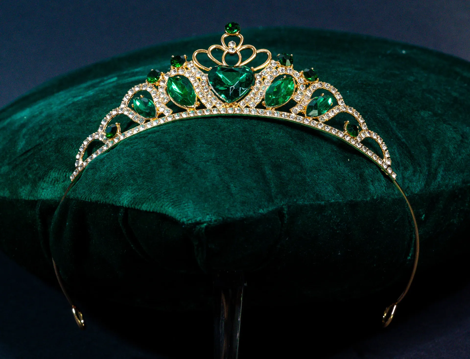 Luksusowa Złota Tiara z Zielonymi Kryształami Serca